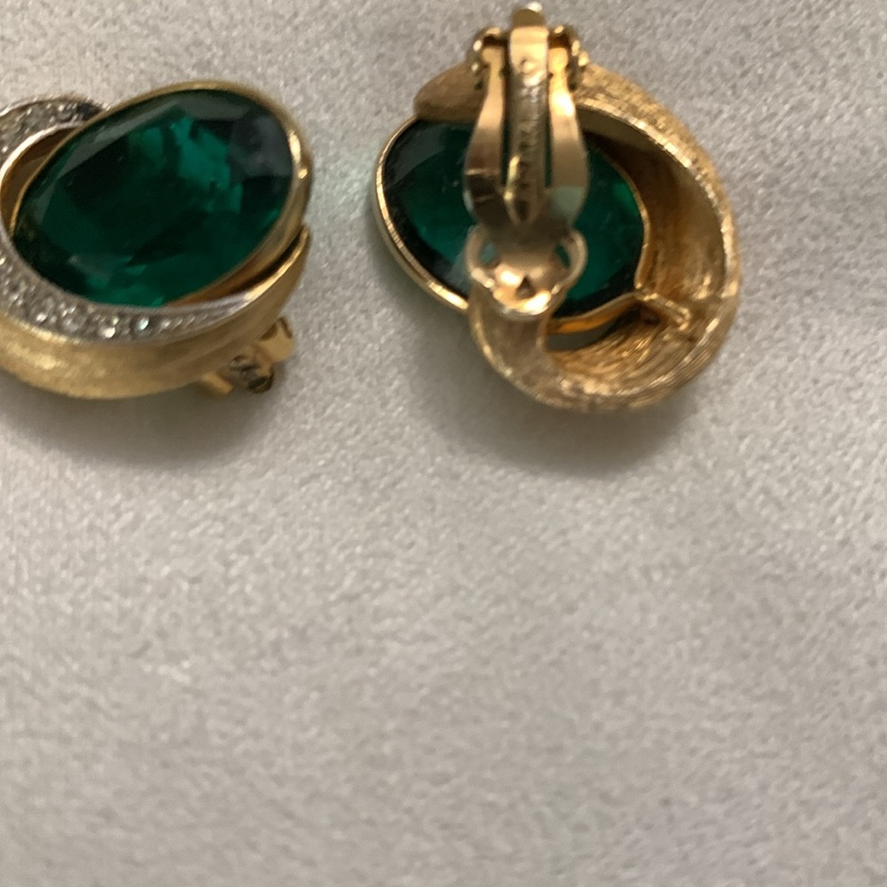 Vintage KRAMER Green Rhinestone Earrings Gold Tone clip on - Picture 2 of 2
